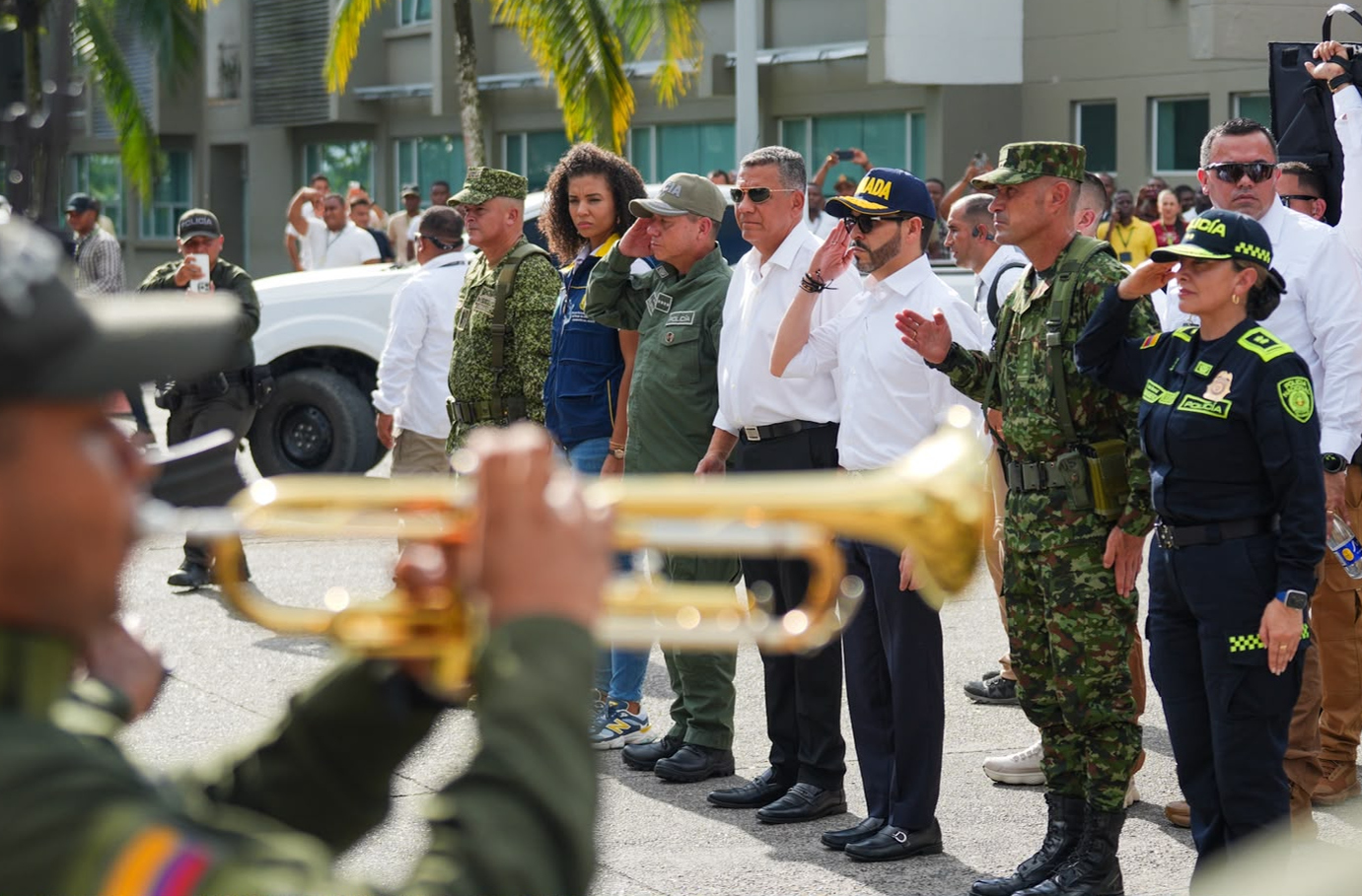 AME7871. QUIBDÓ (COLOMBIA), 10/08/2026.- El presidente de Colombia, Abelardo de la Espriella (3-d), asiste junto al ministro de Defensa, Jorge Eduardo Mora López (4-d), y la gobernadora de Chocó, Nubia Carolina Córdoba (2-i), en un puesto de mando unificado por el terremoto de magnitud 7,4 que sacudió al país este lunes, en Quibdó (Colombia). EFE/Jean Arriaga