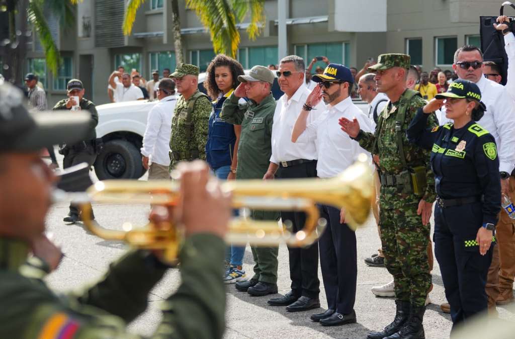AME7871. QUIBDÓ (COLOMBIA), 10/08/2026.- El presidente de Colombia, Abelardo de la Espriella (3-d), asiste junto al ministro de Defensa, Jorge Eduardo Mora López (4-d), y la gobernadora de Chocó, Nubia Carolina Córdoba (2-i), en un puesto de mando unificado por el terremoto de magnitud 7,4 que sacudió al país este lunes, en Quibdó (Colombia). EFE/Jean Arriaga