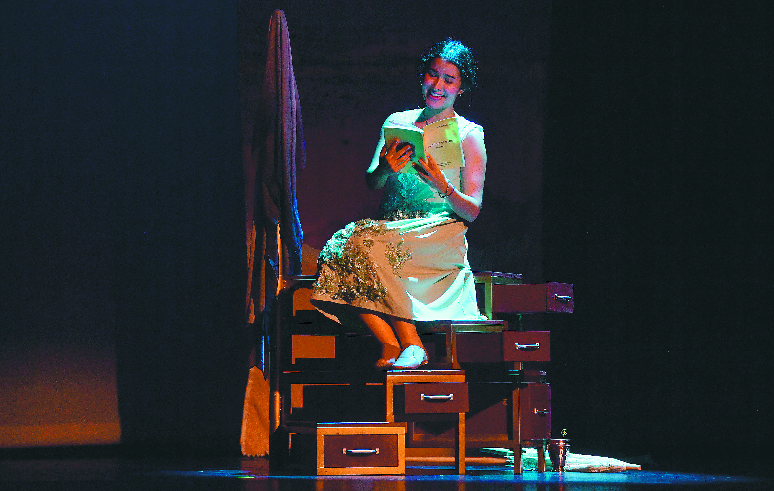 Isabella Gómez Girón actuando como la versión joven de la poeta Meira Delmar en la obra “Yo, Meira Delmar: a nadie doy mi soledad”.