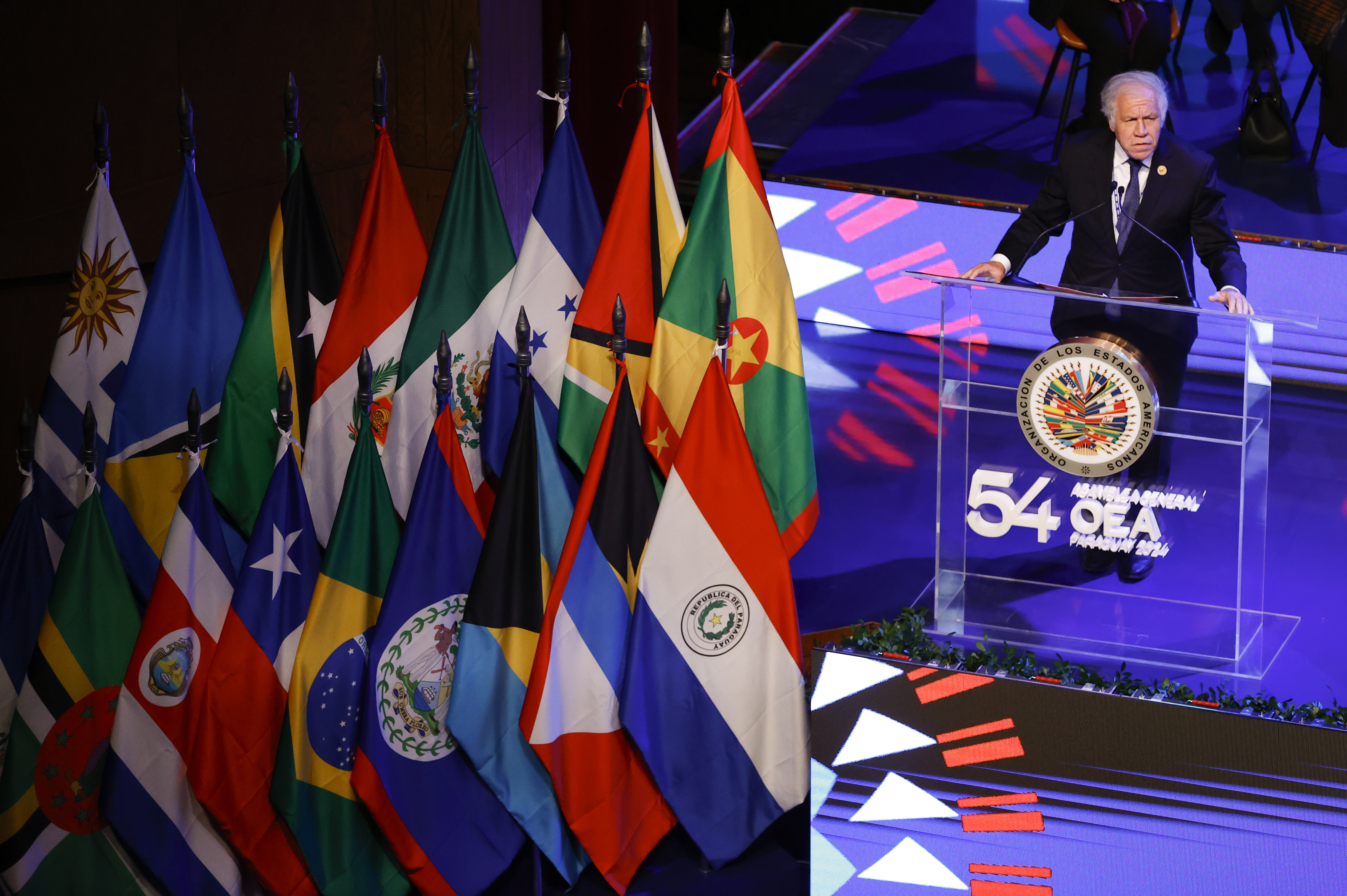 AME7082. ASUNCIÓN (PARAGUAY), 26/06/2024.- El secretario general de la Organización de Estados Americanos (OEA), Luis Almagro, pronuncia un discurso en la sesión inaugural de la edición 54 de la Asamblea General de la OEA este miércoles, en el teatro José Asunción Flores del Banco Central de Paraguay en Asunción (Paraguay). La OEA instaló su Asamblea General en Paraguay con la atención centrada en Bolivia, después del intento de golpe de Estado contra el Gobierno del presidente Luis Arce. EFE/ Bienvenido Velasco