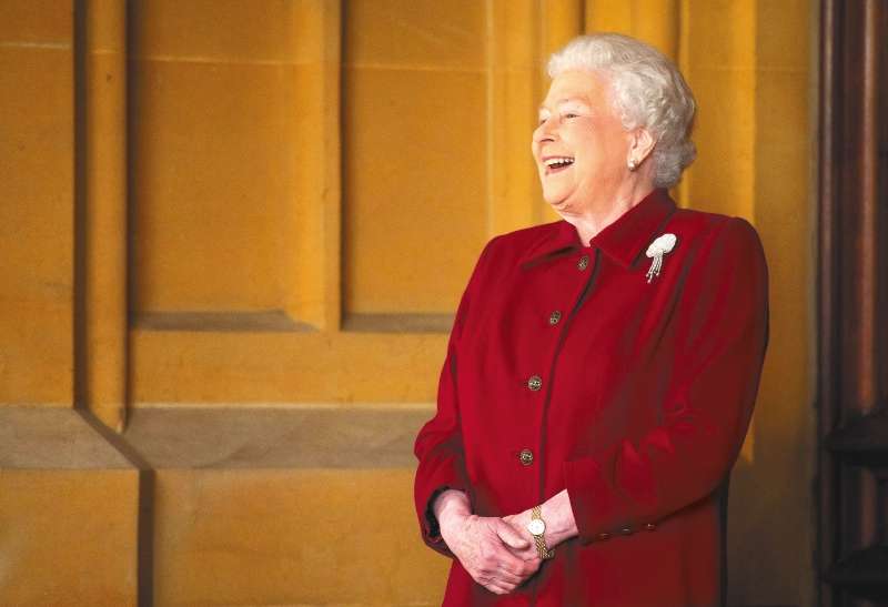 La reina Isabel II, la monarca con más años de servicio en la historia británica y un ícono instantáneamente reconocible para miles de millones de personas en todo el mundo, murió a los 96 años, dijo el Palacio de Buckingham el 8 de septiembre de 2022.