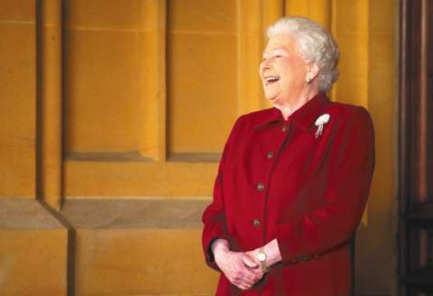 Cuando Theresa May tiró un queso frente a la reina y más del humor de Isabel II