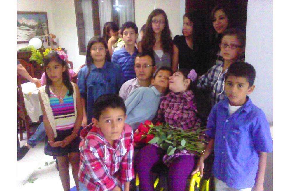 Ana Caterine Ceballos junto a su familia, en Marinilla (Antioquia), el día de sus 15 años. / Fotos: Archivo particular