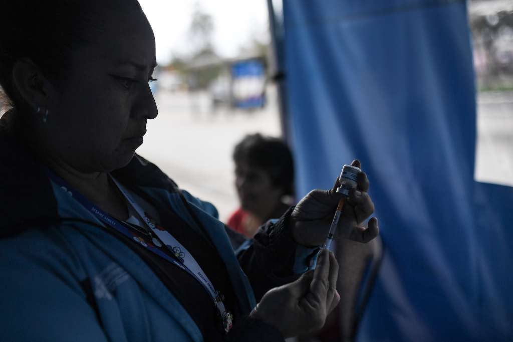 Vacunación contra la fiebre amarilla en el terminal El Salitre de Bogotá