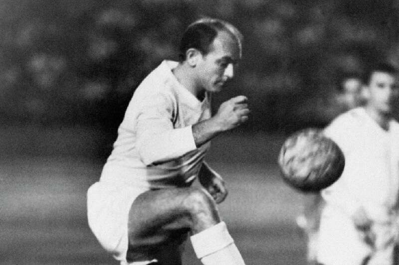 Di Stéfano, quien estuvo en Millonarios entre 1949 y 1952, jugó después en el Real Madrid. / AP