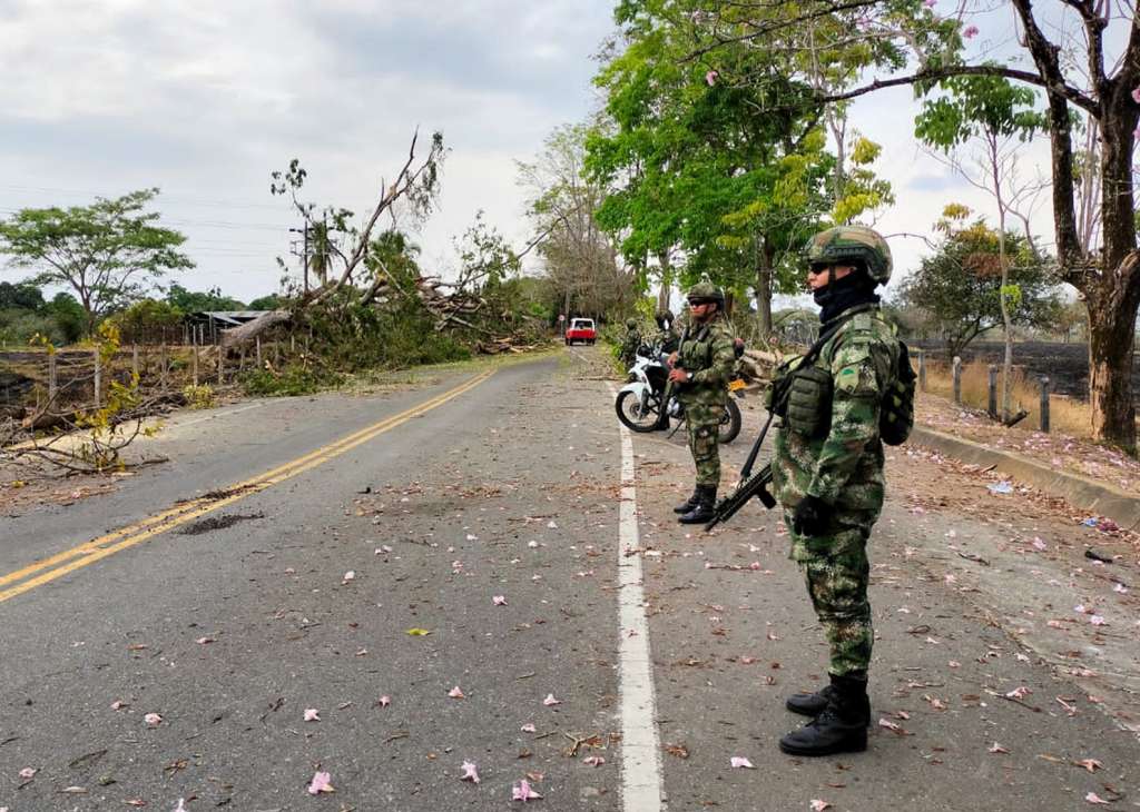 COL400. ANTIOQUIA (COLOMBIA), 13/03/2023.- Fotografía cedida por las fuerzas militares de Colombia de soldados custodiando las vías en el Bajo Cauca antioqueño (Colombia). El paro de mineros en los departamentos colombianos de Antioquia y Córdoba (noroeste) que completa 12 días de alteraciones al orden público, bloqueos, ataques a misiones médicas y otros hechos violentos alimentados por la banda criminal del Clan del Golfo se ha convertido en un desafío para el Estado colombiano. EFE/FUERZAS MILITARES DE COLOMBIA/ SOLO USO EDITORIAL/NO VENTAS