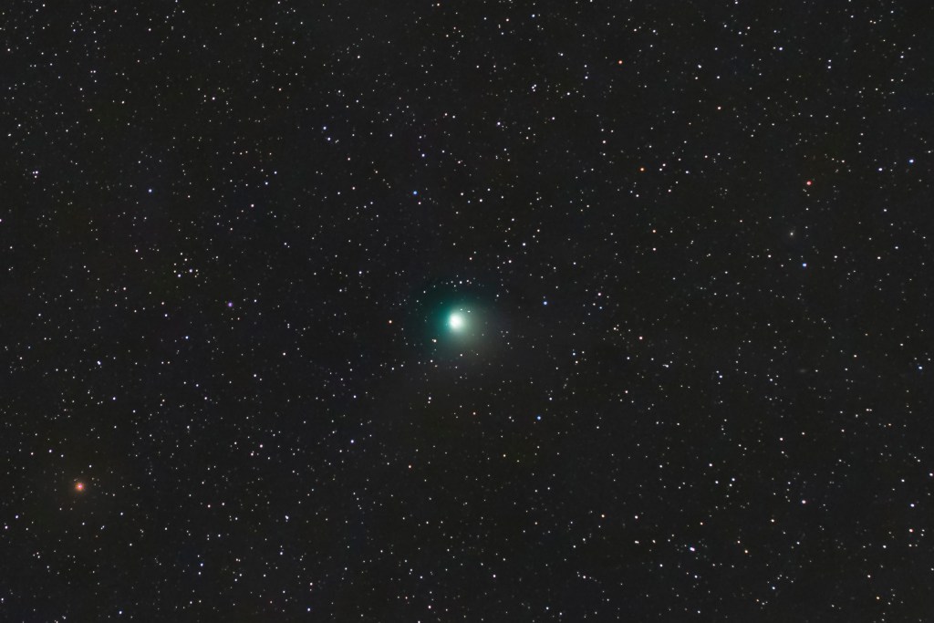 -FOTODELDÍA- LA HAYUELA (CANTABRIA), 31/01/2023.- Imagen compuesta por 20 fotografías tomadas en la noche entre los días 30 y 31 de enero del cometa C/2023 E3 ZTF desde la localidad cántabra de La Hayuela. El cometa ahora es visible durante toda la noche desde las latitudes del norte, pero seguramente se desvanecerá durante las próximas semanas. EFE/Pedro Puente Hoyos