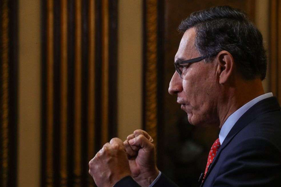 El presidente peruano Martín Vizcarra anunció que convocará a un referéndum en 2021 para decidir la eliminación de la inmunidad parlamentaria. / AFP