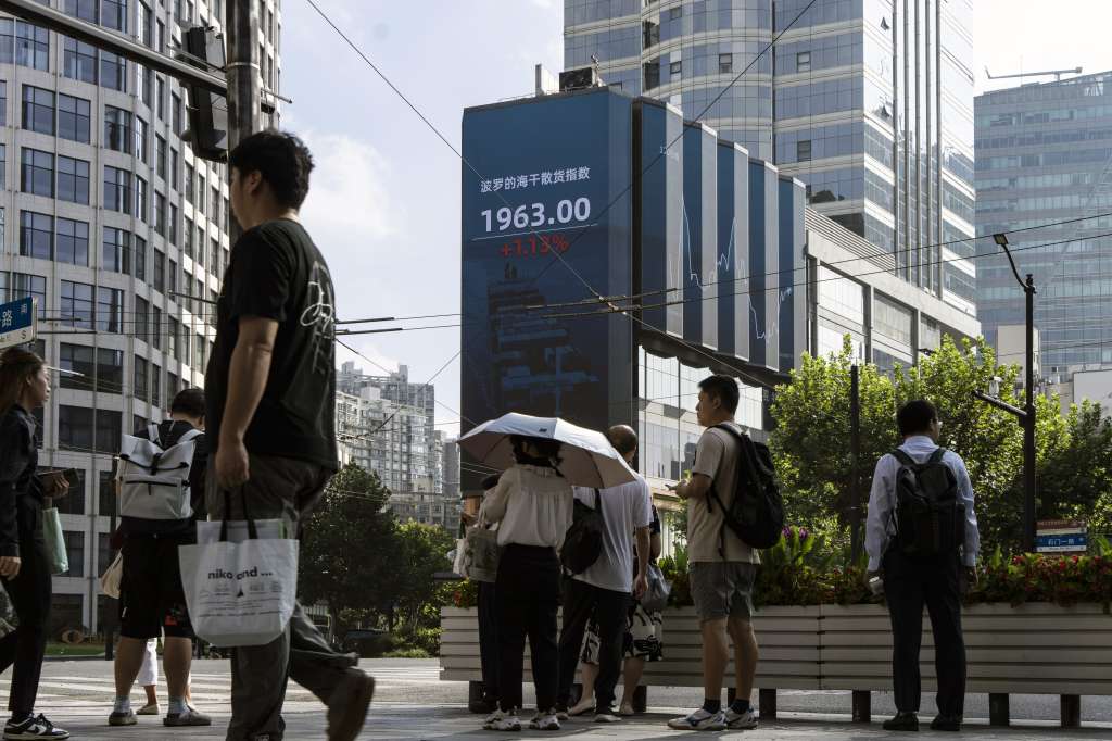 La bolsa de disparó 4,5 %, elevando la ganancia de la semana a 16 %.