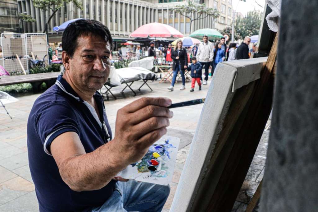 Rodrigo Sánchez es uno de los pintores callejeros más prolijos de la carrera Séptima.