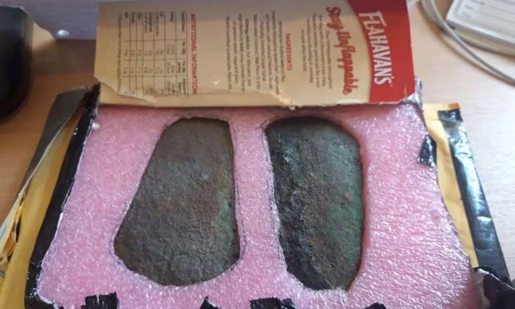 Dos cabezas de hacha fueron encontradas en el condado de Westmeath, Irlanda, que datan de alrededor de 2.150 - 2.000 a. C.