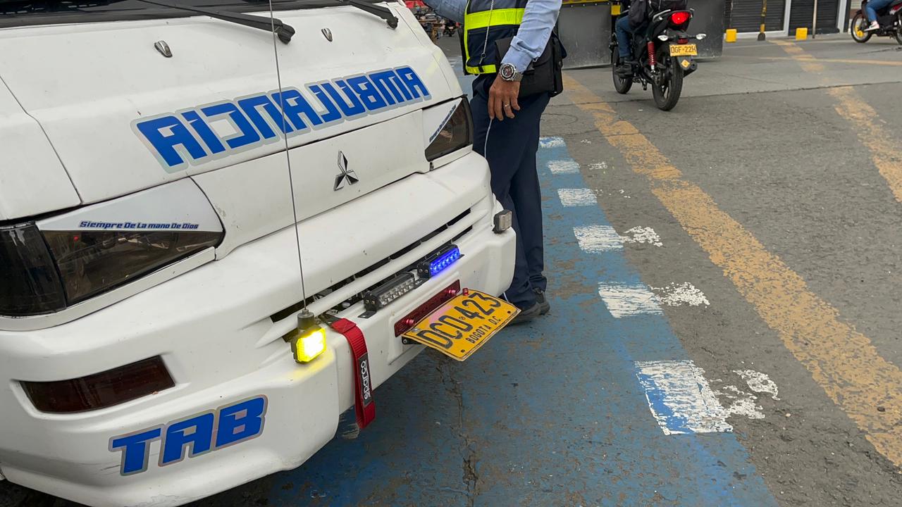 Las autoridades encontraron un dispositivo que permitía mover la placa del vehículo, además de irregularidades en la licencia del conductor.