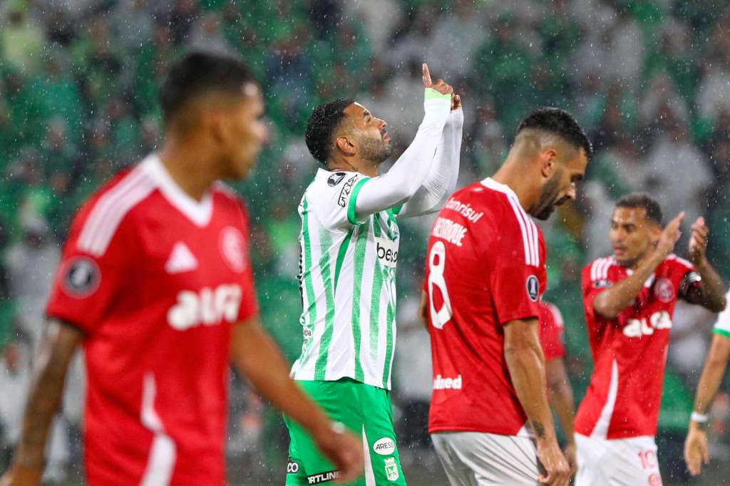 AMDEP6143. MEDELLÍN (COLOMBIA), 08/05/2025.- Edwin Cardona (2-i) de Nacional celebra un gol este jueves, en un partido de la fase de grupos de la Copa Libertadores entre Atlético Nacional e Internacional en el estadio Atanasio Girardot, en Medellín (Colombia). EFE/ STR