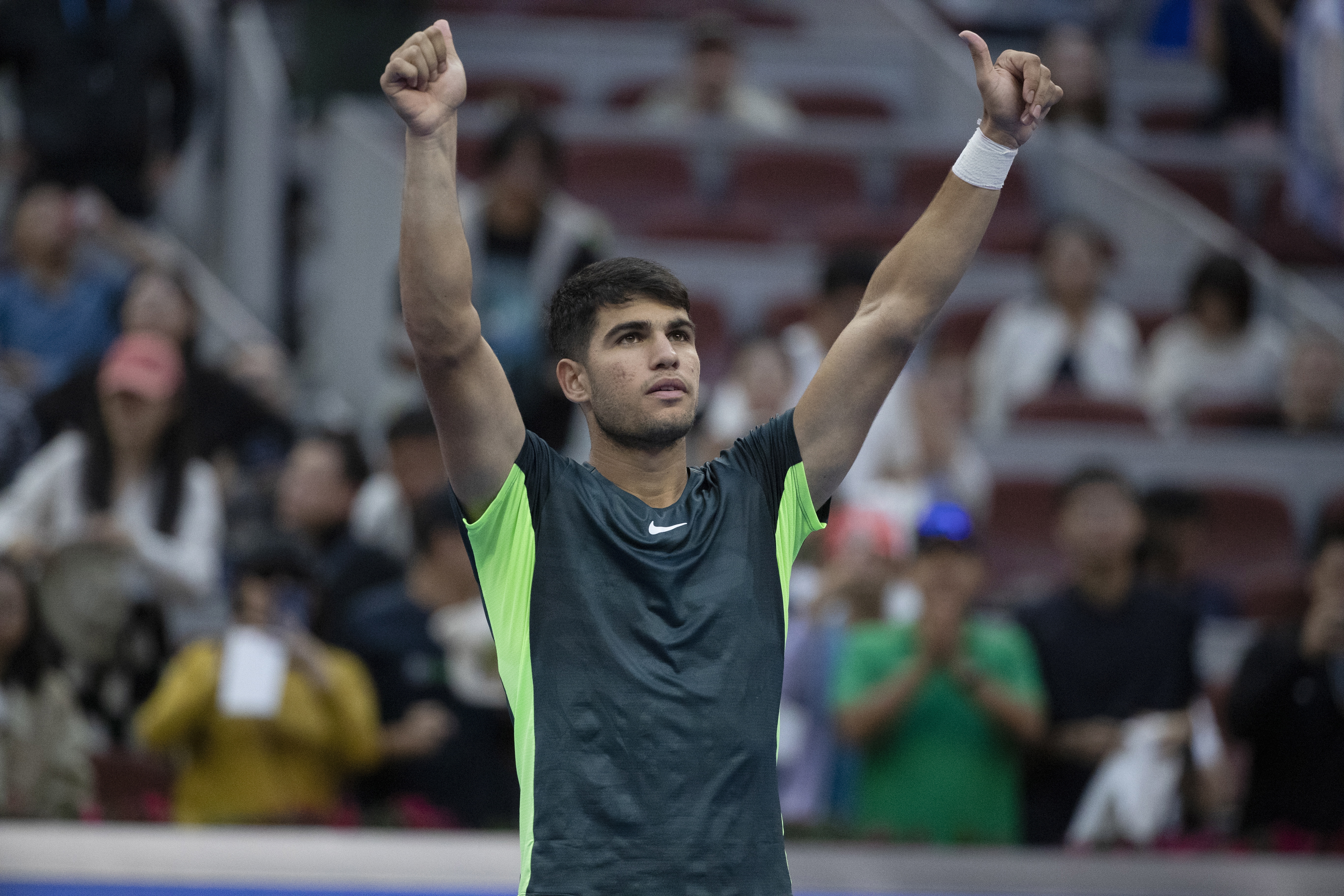 Beijing (China), 01/10/2023.- Carlos Alcaraz of Spain celebrates his victory over Lorenzo Musetti of Italy after their second round match at the China Open tennis tournament, in Beijing, China, 01 October 2023. (Tenis, Italia, España) EFE/EPA/ANDRES MARTINEZ CASARES