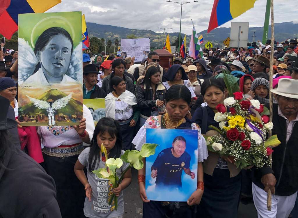 AME9167. OTAVALO (ECUADOR), 17/10/2025.- Personas participan en una movilización este viernes, en homenaje a José Guamán, quien falleció durante las manifestaciones contra el presidente de Ecuador, Daniel Noboa, en Otavalo (Ecuador). Centenares de indígenas participaron en una marcha pacífica para despedir entre llantos y música andina a José Guamán, el segundo manifestante muerto en las protestas contra Noboa por disparos presuntamente del Ejército. EFE/ Washington Benalcázar