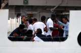 Los 67 inmigrantes rescatados en el Mediterráneo logran desembarcar en Italia