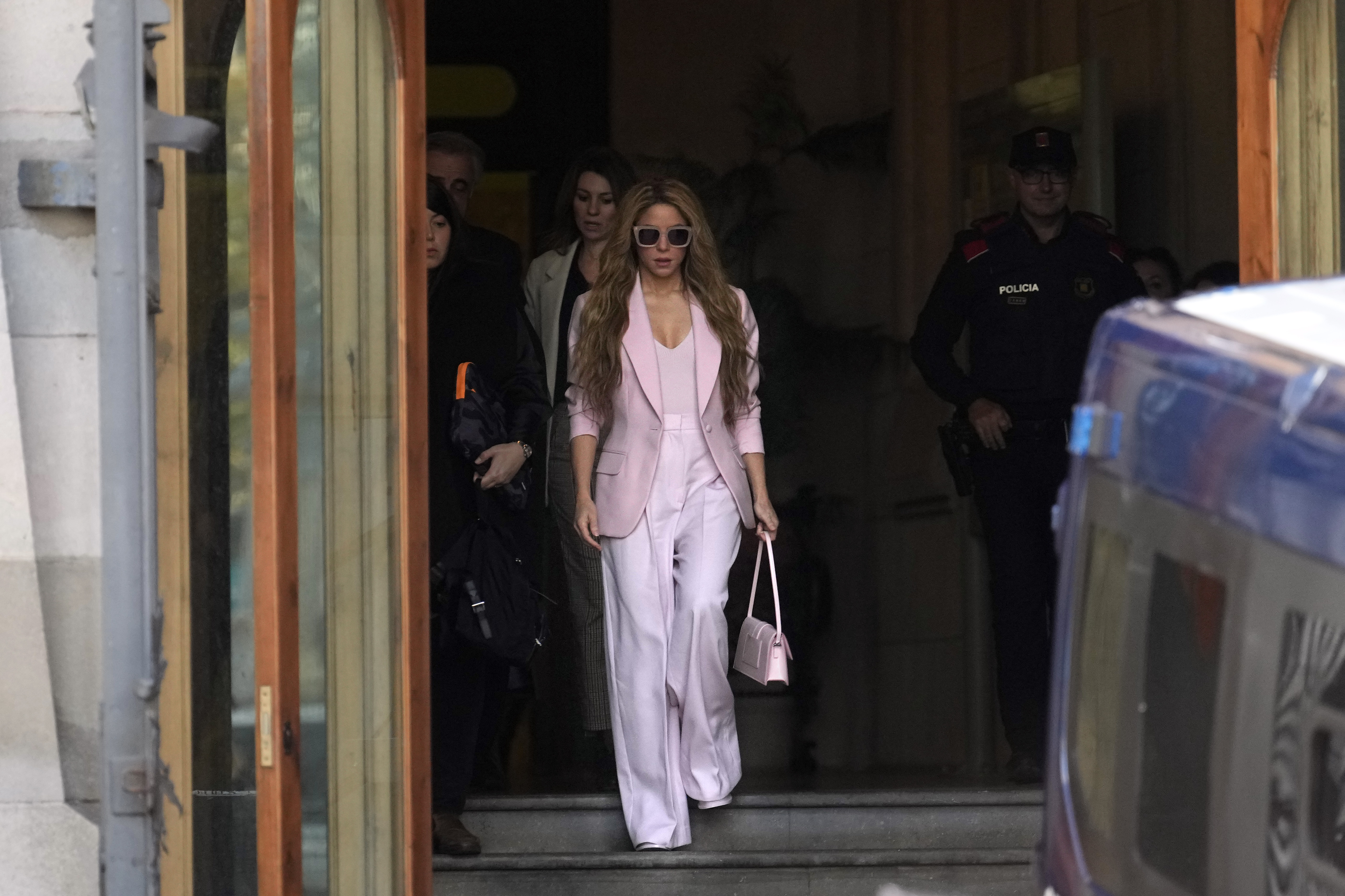 GRAFCAT6506. BARCELONA, 20/11/2023.- La cantante Shakira a su salida de la Audiencia de Barcelona tras aceptar este lunes el pago de una multa millonaria a cambio de una rebaja de condena que evitará su entrada en prisión, tras admitir que defraudó 14,5 millones a Hacienda entre los años 2012 y 2014. EFE/Enric Fontcuberta