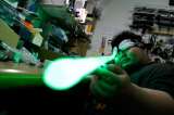 Fanáticos de "Star Wars" fabrican sus propias espadas láser