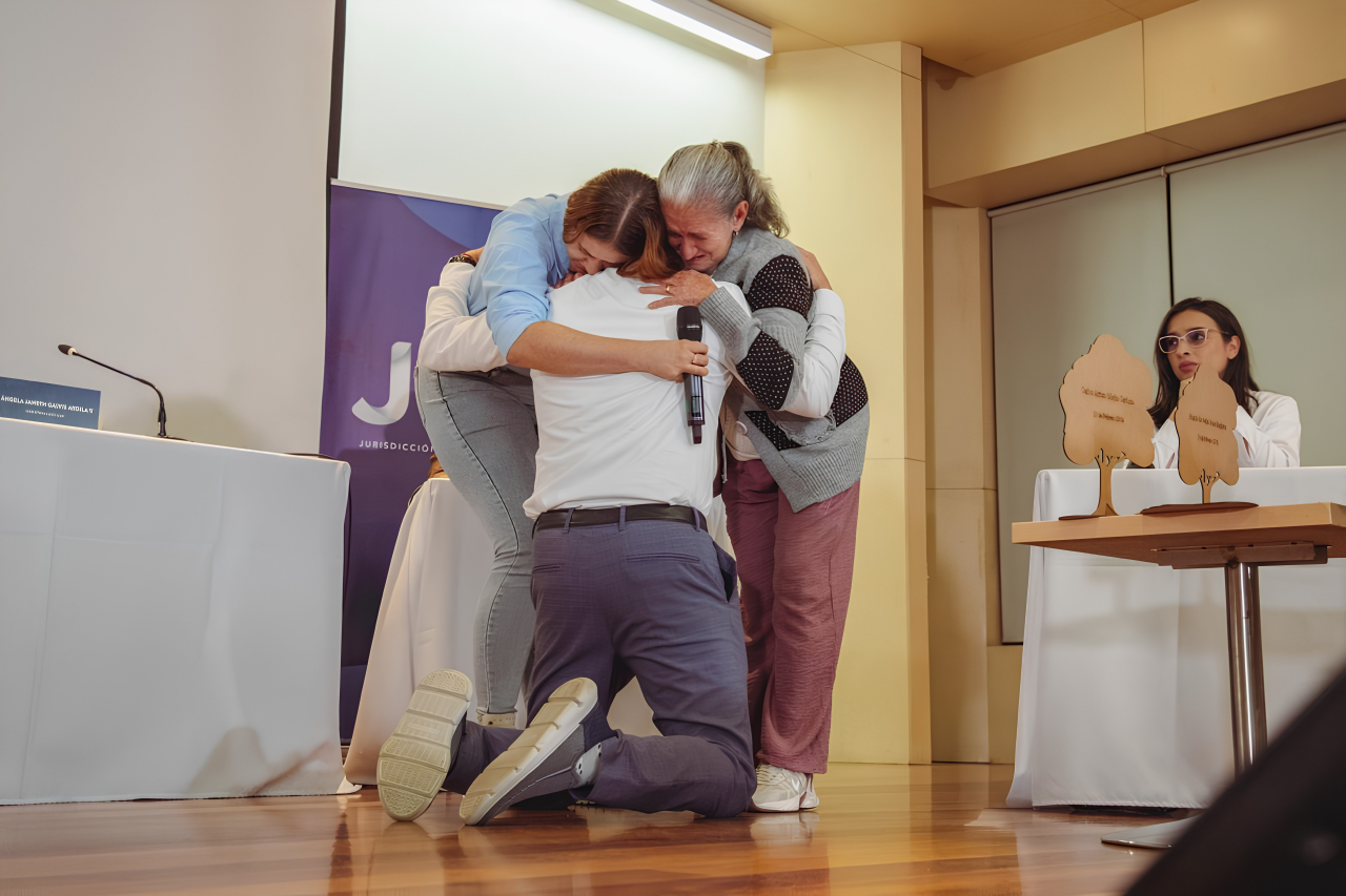 El teniente (r) Andrés Mauricio Rosero Bravo se arrodilló para pedirle perdón a la la madre e hija de John Darío Giraldo Quintero, asesinado en 2003.