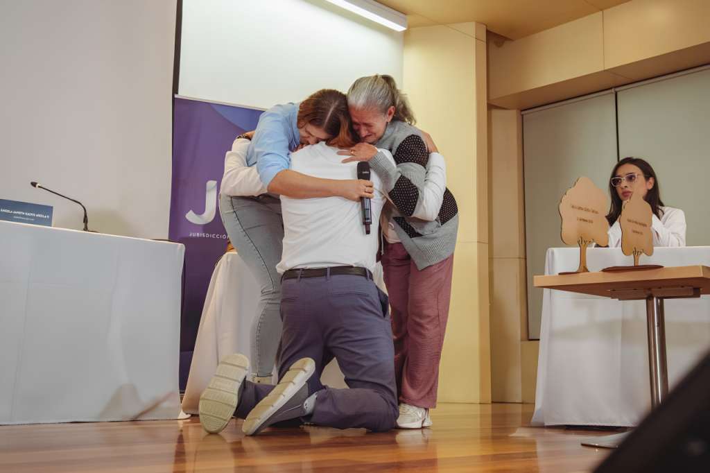 El teniente (r) Andrés Mauricio Rosero Bravo se arrodilló para pedirle perdón a la la madre e hija de John Darío Giraldo Quintero, asesinado en 2003.