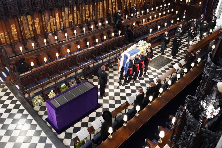 La ceremonia comenzó con un minuto de silencio antes del inicio del oficio religioso en San Jorge, la capilla gótica del siglo XV situada en el casi milenario castillo de Windsor, unos 50 km al oeste de Londres.