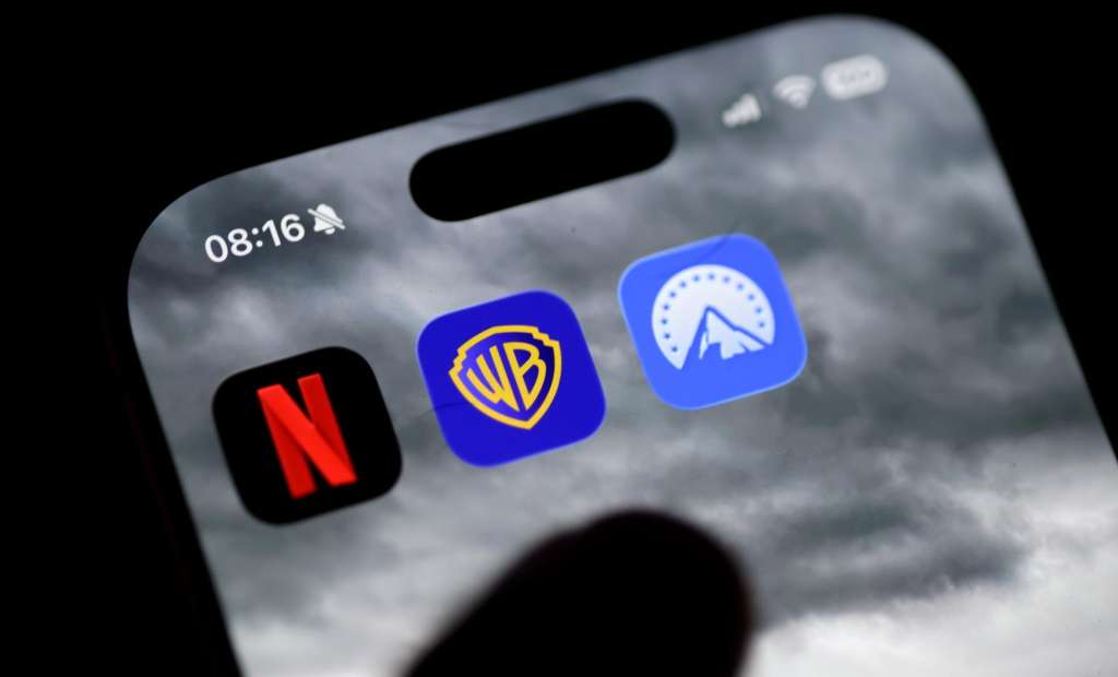 Berlin (Germany), 09/12/2025.- The app logos of Netflix, Warner Brothers and Paramount are seen on a smartphone display in Berlin, Germany, 09 December 2025. Following Netflix's 82 billion dollars offer, the next major bid for Warner Bros. has arrived: Paramount wants to raise 108 billion dollars for the company. Now, an expensive bidding war between the two giants could ensue. (Alemania) EFE/EPA/HANNIBAL HANSCHKE
