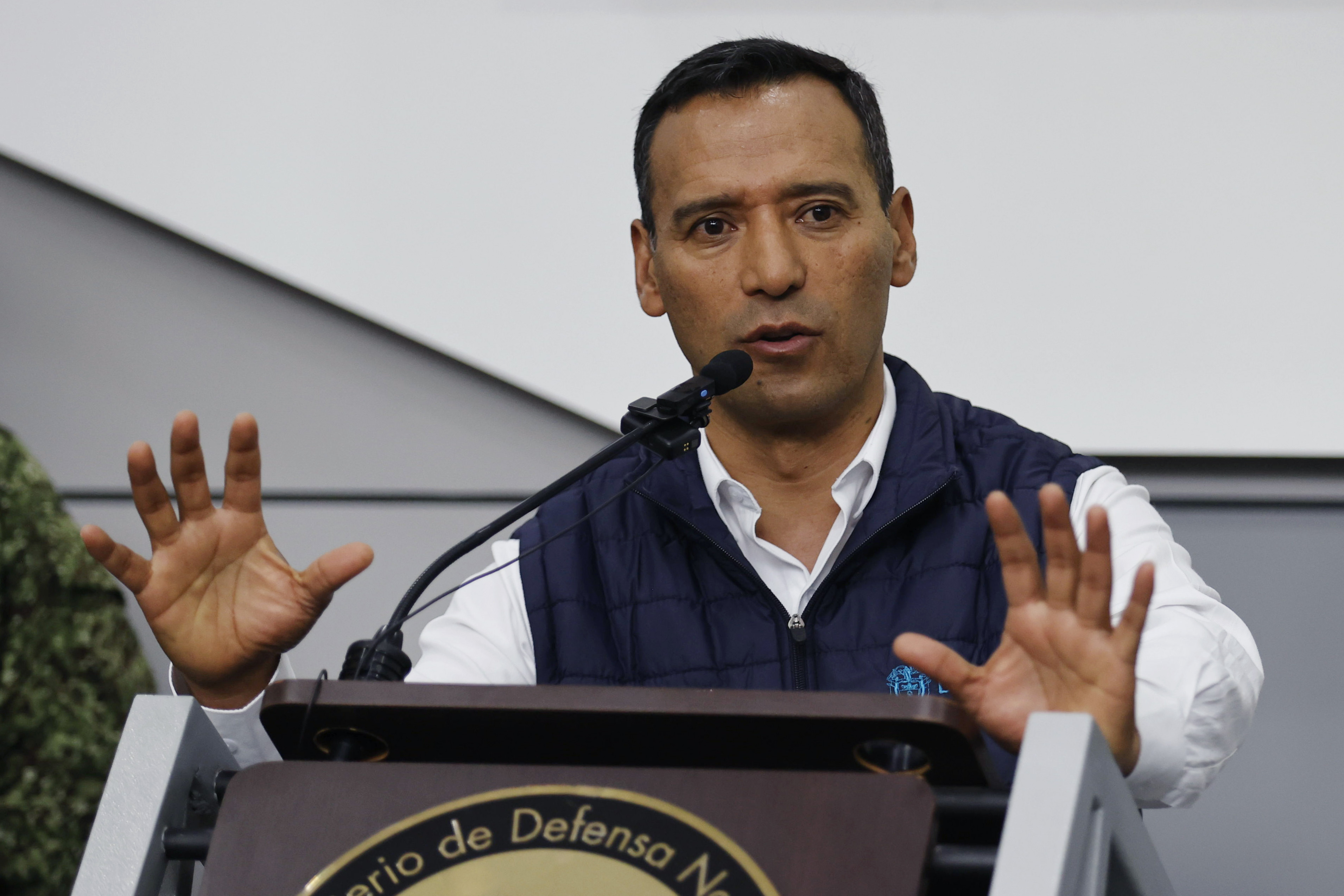 AME9033. BOGOTÁ (COLOMBIA), 13/03/2025.- El ministro de Defensa de Colombia, Pedro Sánchez, habla durante una rueda de prensa este jueves, en Bogotá (Colombia). El comandante de las Fuerzas Militares de Colombia, almirante Francisco Cubides, aseguró que en su país hay unos 21.500 individuos en armas en grupos como la guerrilla del Ejército de Liberación Nacional (ELN), disidencias de las FARC y el Clan del Golfo, la principal banda criminal del país. EFE/ Mauricio Dueñas Castañeda