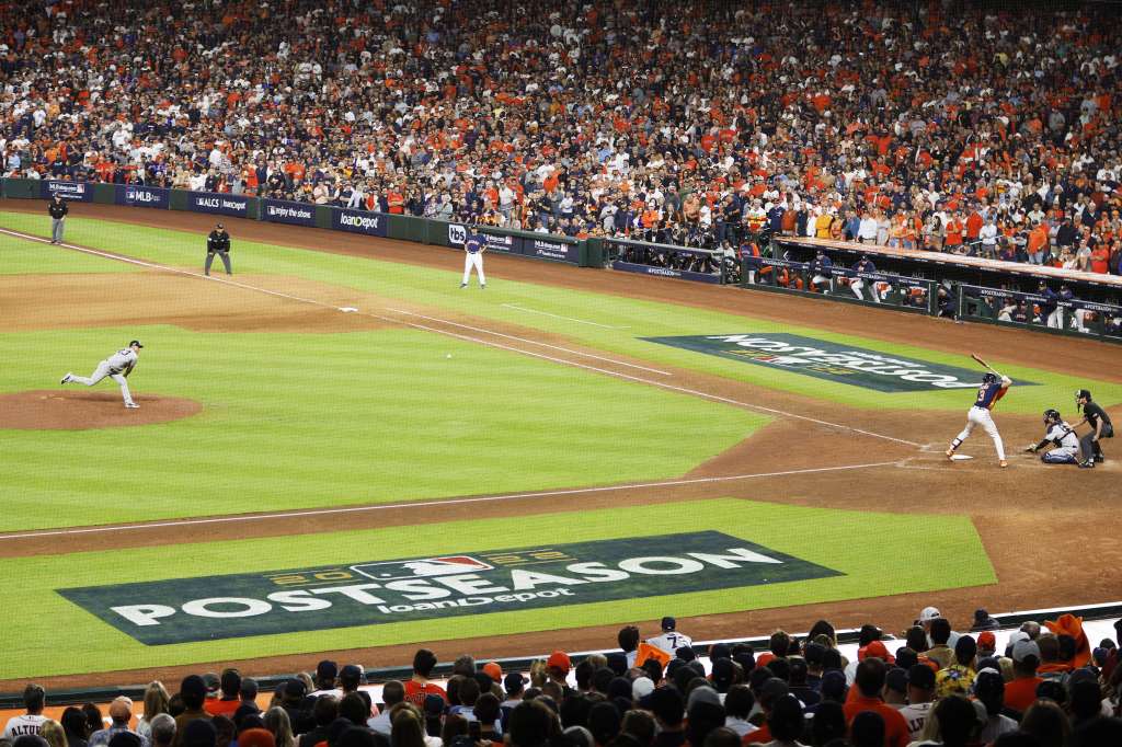 Houston (United States), 20/10/2022.- New York Yankees pitcher Jonathan Loaisiga (L) throws to Houston Astros batter Jeremy Pena (R) in the bottom of the eight inning of game two of the American League Championship Series at Minute Maid Park in Houston, Texas, USA, 20 October 2022. The winner of the best-of-seven series will go on to face either the Philadelphia Phillies or the San Diego Padres in the World Series. (Liga de Campeones, Estados Unidos, Nueva York, Filadelfia) EFE/EPA/ERIK S. LESSER