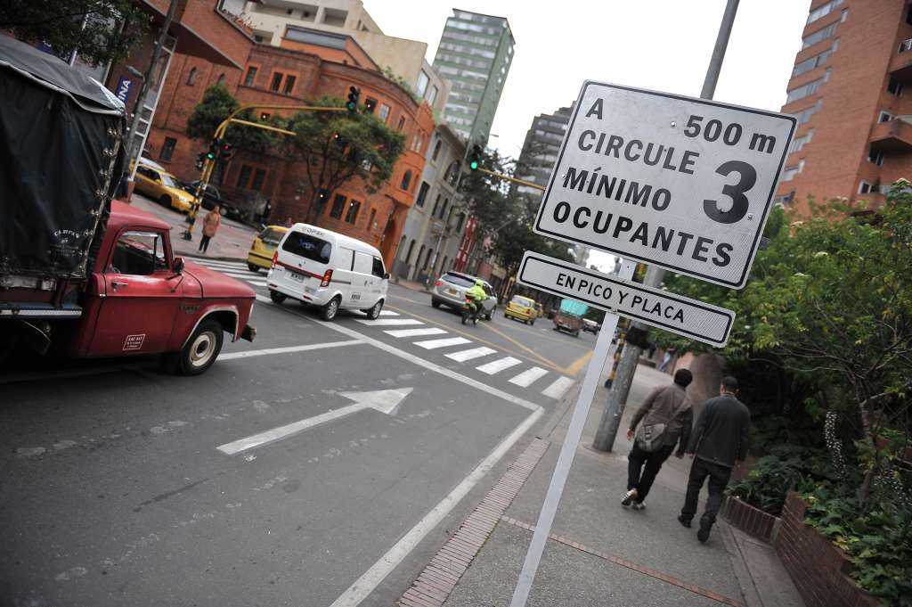 Avisos que hacen referencia a el cambio de restricción vehicular en el centro de la capital