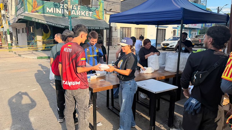 WCK distribuyendo comida en el barrio Providencia, Pereira