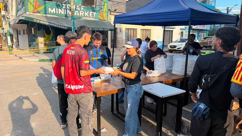 WCK distribuyendo comida en el barrio Providencia, Pereira