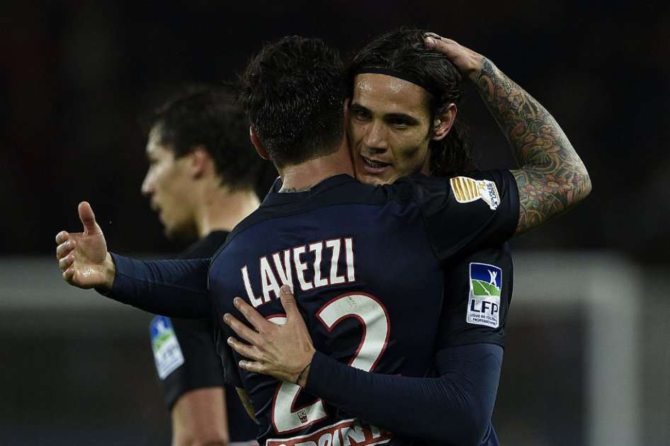 Edinson Cavani celebra el gol que le dio el triunfo al PSG. foto: AFP