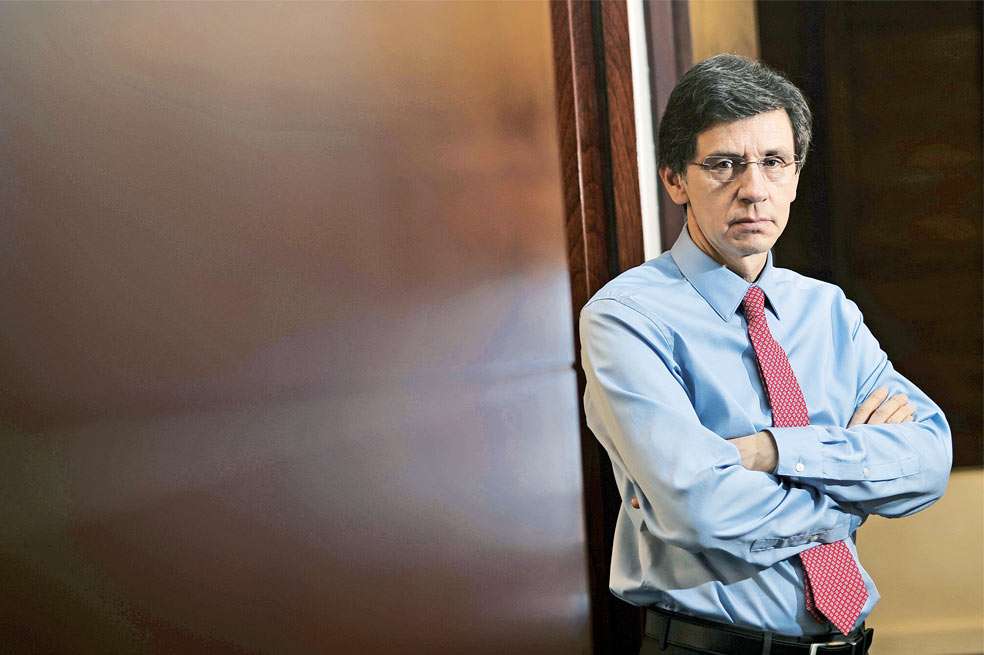 Andrés Arango, presidente de Ospinas, cuenta que la fachada de Plaza Central se iluminará con distintos colores pues la finalidad, además de la estética, es iluminar la zona, que hoy es muy oscura. / Cristian Garavito.