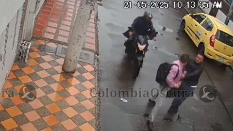 Conductor salvó a un hombre de un posible robo con arma de fuego: quedó grabado