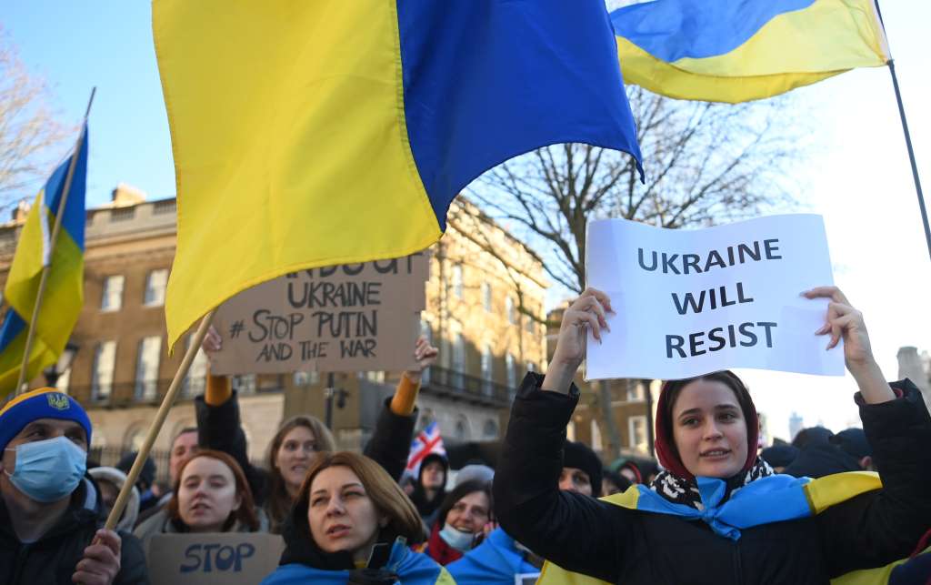 London (United Kingdom), 24/02/2022.- Ukrainians protest against the Russian invasion of Ukraine outside Downing Street in London, Britain, 24 February 2022. Russian troops launched a major military operation on Ukraine on 24 February, after weeks of intense diplomacy and the imposition of Western sanctions on Russia aimed at preventing an armed conflict in Ukraine. (Protestas, Rusia, Ucrania, Reino Unido, Londres) EFE/EPA/NEIL HALL