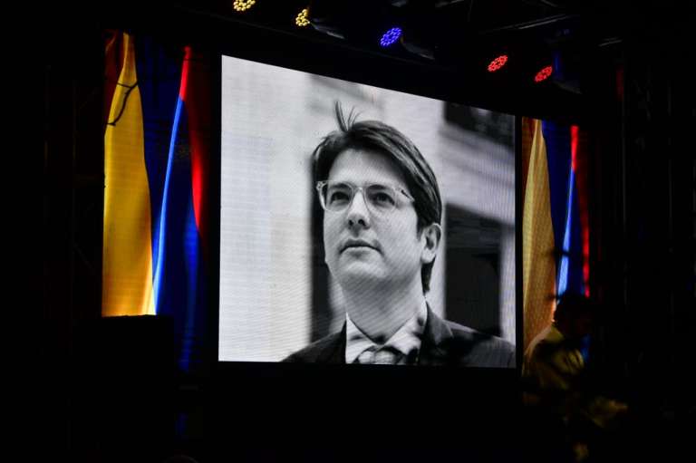 Tras un año de la muerte de Miguel Uribe Turbay, su familia junto a varios congresistas realizaron un homenaje a la memoria del senador en la Parroquia La Inmaculada Concepción, para luego develar su monumento en el antiguo parque “El Golfito”, que ahora lleva su nombre.