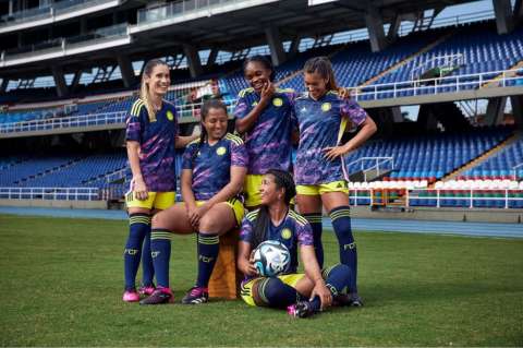 La selección femenina de Colombia presentó camiseta inspirada en Caño Cristales
