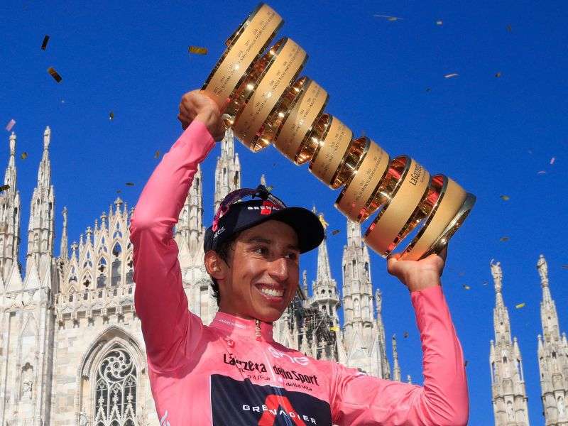 En la Piazza del Duomo, de Milán, Egan Bernal celebró su victoria en el Giro de Italia 2021, su segundo en una grande, pues había ganado el Tour de Francia 2019.
