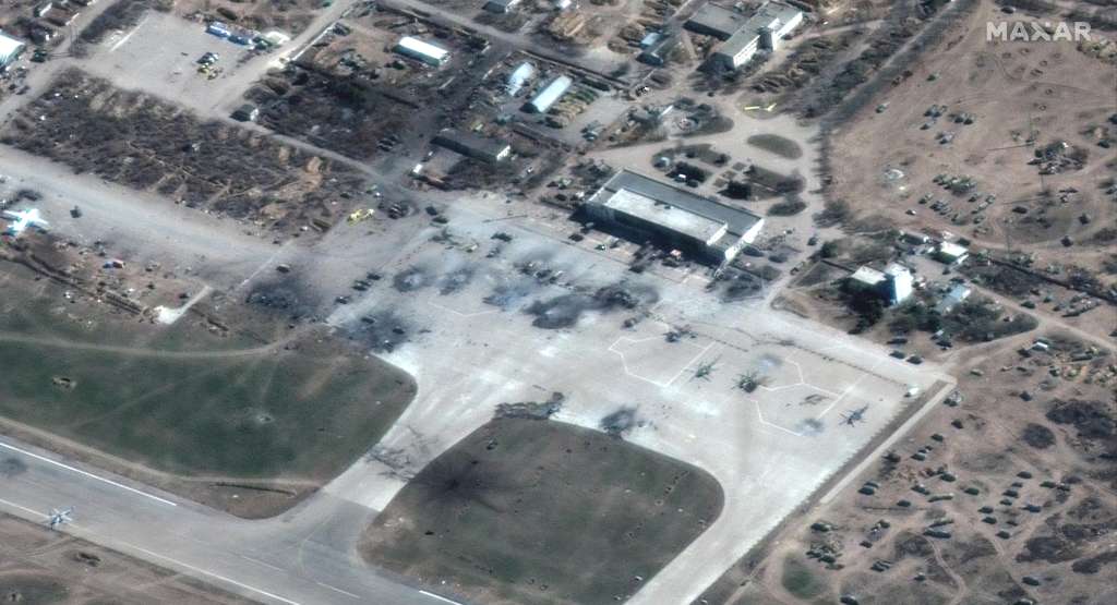 Kherson (Ukraine), 16/03/2022.- A handout satellite image made available by Maxar Technologies shows destroyed Russian helicopters on tarmac and Russian ground forces deployment at Kherson airfield, Ukraine, 16 March 2022. (Rusia, Ucrania) EFE/EPA/MAXAR TECHNOLOGIES HANDOUT -- MANDATORY CREDIT: SATELLITE IMAGE 2022 MAXAR TECHNOLOGIES -- THE WATERMARK MAY NOT BE REMOVED/CROPPED -- HANDOUT EDITORIAL USE ONLY/NO SALES