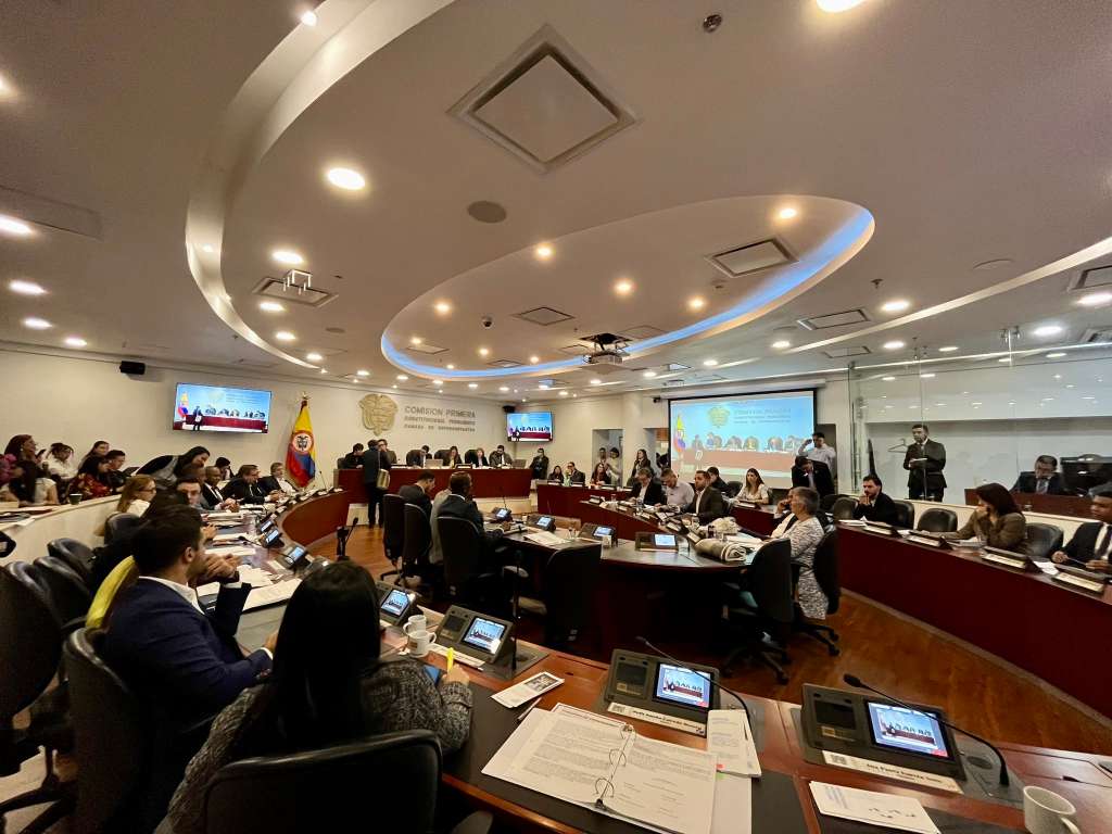 Con 20 votos a favor, la Comisión Primera de la Cámara de Representantes dio luz verde a "Inconvertibles" para continuar con el trámite legislativo.