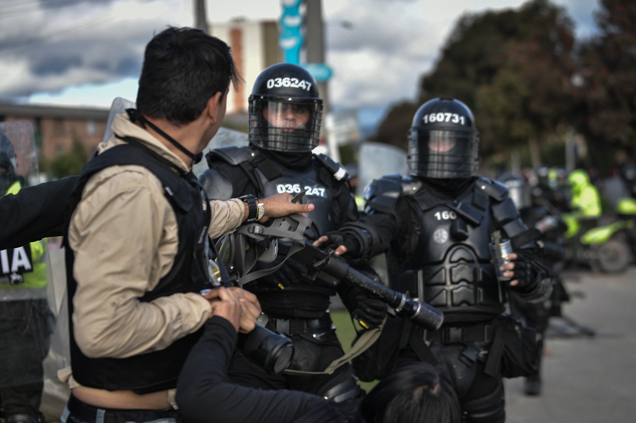 Un fotógrafo frente a uniformados del Esmad.