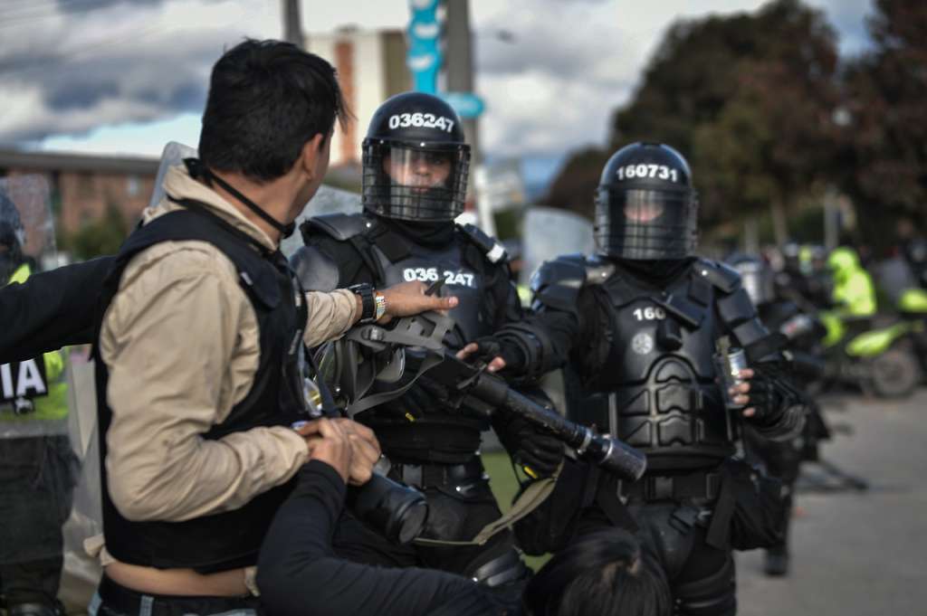 Un fotógrafo frente a uniformados del Esmad.