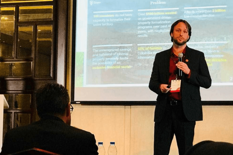 El emprendedor estadounidense que ayuda a familias colombianas a formalizar sus predios