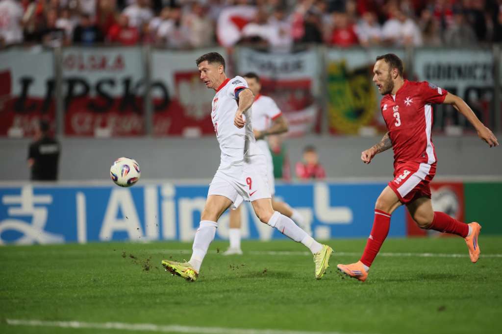 Attard (Malta), 17/11/2025.- Robert Lewandowski (L) of Poland and Ryan Camenzuli (R) of Malta in action during the FIFA World Cup 2026 UEFA qualifier between Poland and Malta, in Attard, Malta, 17 November 2025. (Mundial de Fútbol, Polonia) EFE/EPA/Leszek Szymanski POLAND OUT
