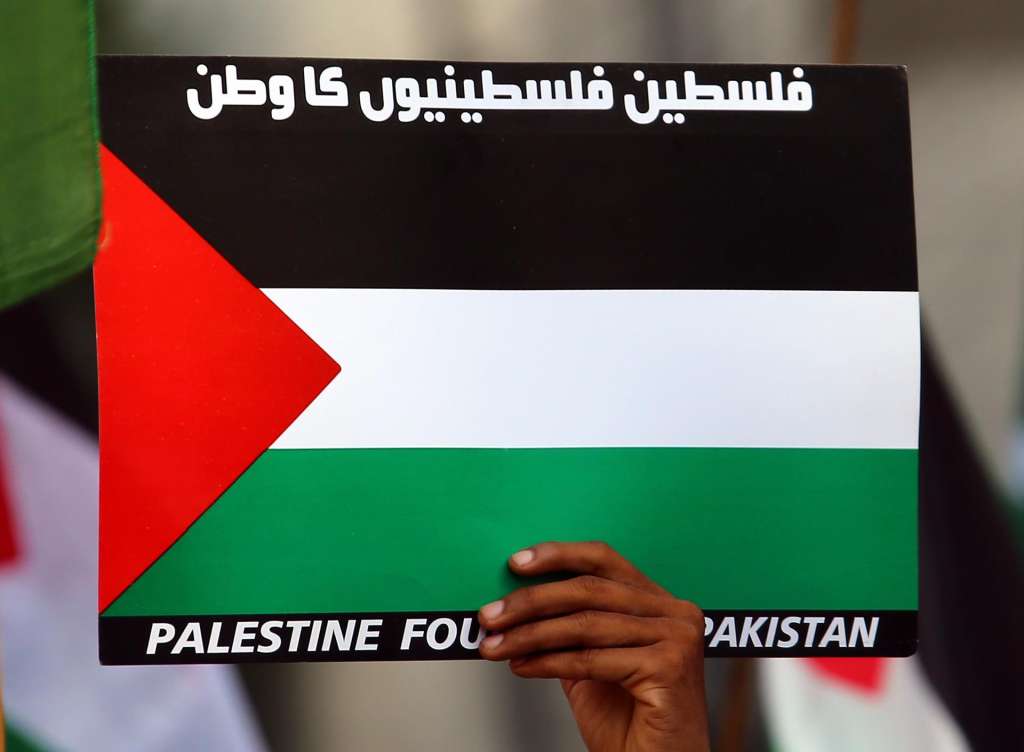KARACHI (Pakistan), 15/05/2025.- A supporter of the Palestine Foundation (PLF) of Pakistan holds a placard with the Palestinian flag during a protest in solidarity with the Palestinian people, in Karachi, Pakistan, 15 May 2025. More than 52,900 Palestinians have been killed in the Gaza Strip, according to the Palestinian Ministry of Health, since Israel launched a military campaign in the strip in response to a cross-border attack led by the Palestinian militant group Hamas on 07 October 2023, in which about 1,200 Israelis were killed and more than 250 taken hostage. (Protestas) EFE/EPA/REHAN KHAN