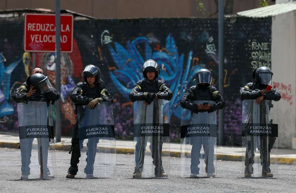AME9998. QUITO (ECUADOR), 18/05/2023.- Militares ecuatorianos resguardan la Asamblea Nacional hoy, en Quito (Ecuador). Una relativa calma vivía Ecuador en las primeras horas de este jueves, un día después de que el jefe de Estado, Guillermo Lasso, disolviese la Asamblea Nacional (Parlamento) y pidiese la convocatoria a elecciones generales anticipadas. EFE/José Jácome