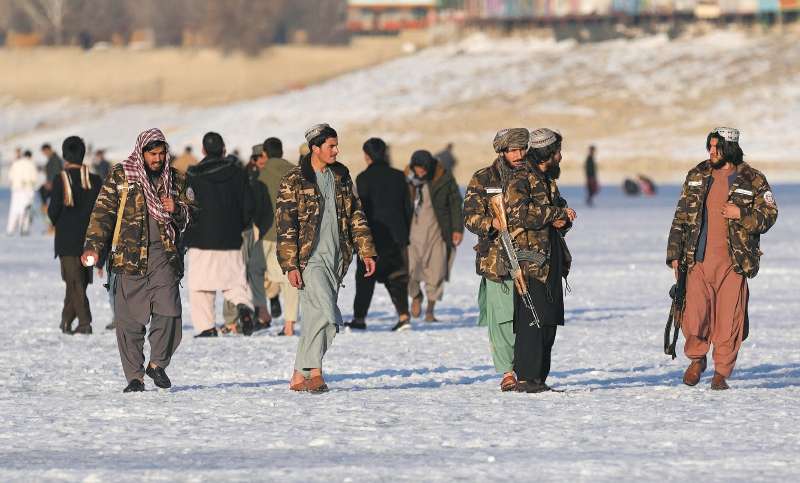 Combatientes del talibán en el lago Qargha, cerca de Kabul.
