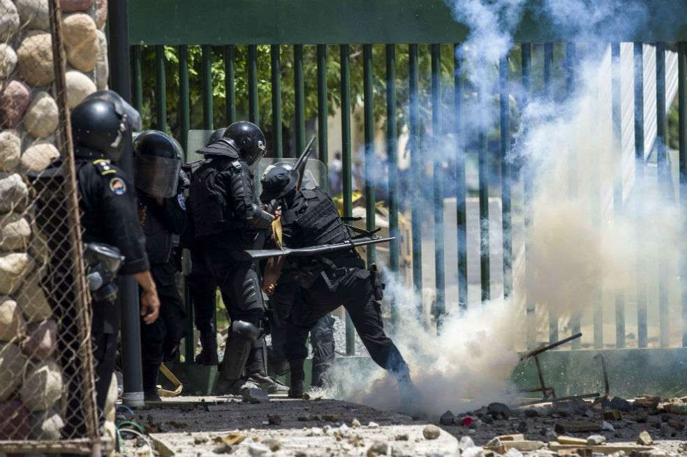 La represión de la policía contra los manifestantes, así como la censura de canales de televisión generó una condena internacional. / EFE