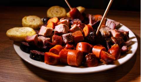 Picada de chicharrón, chorizo y morcilla: una receta de viernes para probar