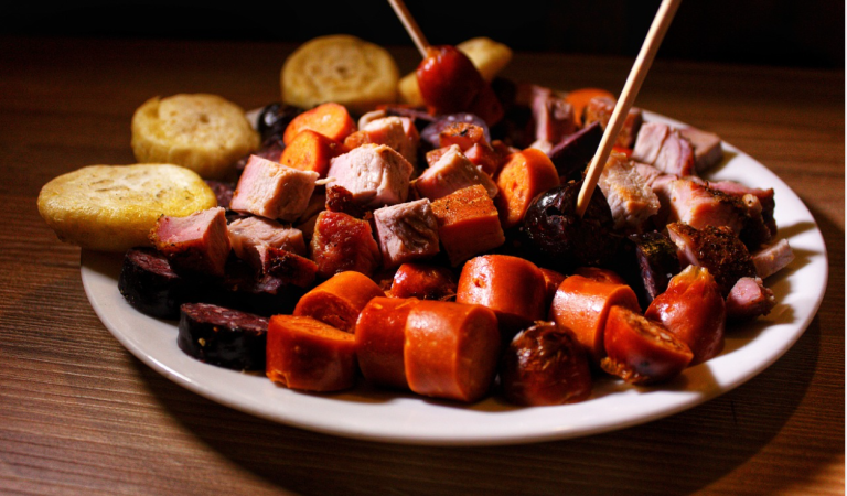 Picada de chicharrón, chorizo y morcilla: una receta de viernes para probar